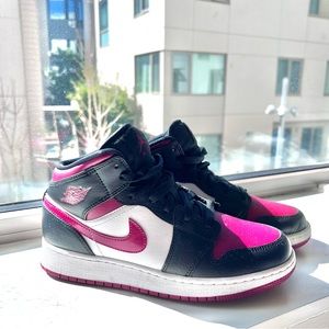 Nike Air Jordan 1 Mid 'Bred Toe'